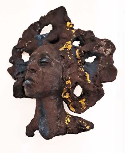 Ayelet Lalor - Headdress I - ceramic, gold leaf - 25 x 24 x 14 cm - €380