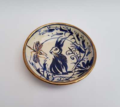 Etain Hickey - Hare with Dragonfly - ceramic - 20 x 5 cm - €185