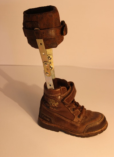LESLEY COX - Caliper- shoe,leather & metal - 28 x 15 cm - €50